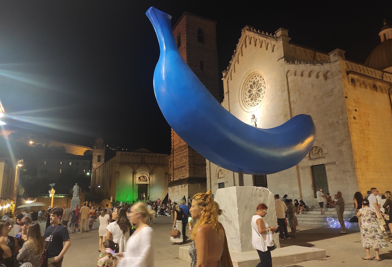 piazza duomo pietrasanta night